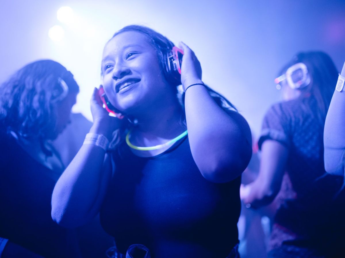 Dans in stilte tijdens de silent disco in ’t&nbsp;Huukske