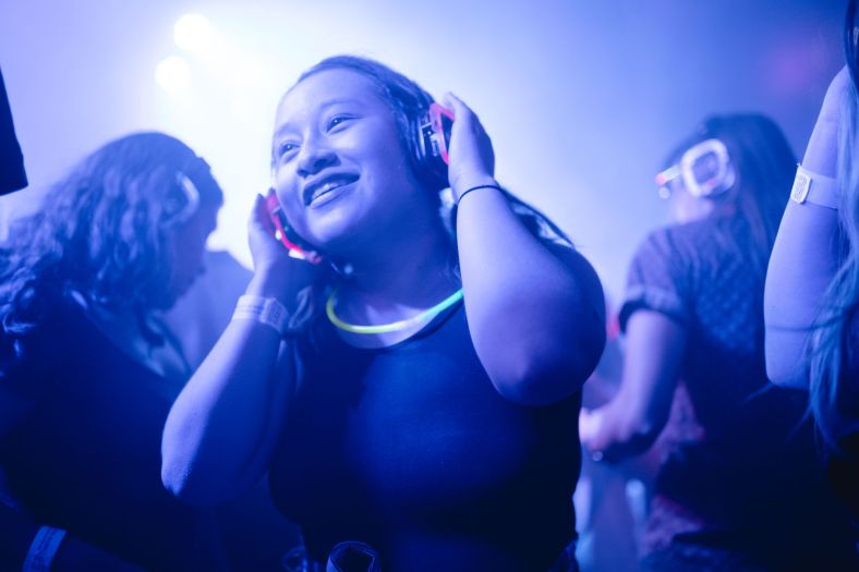 Dans in stilte tijdens de silent disco in ’t&nbsp;Huukske
